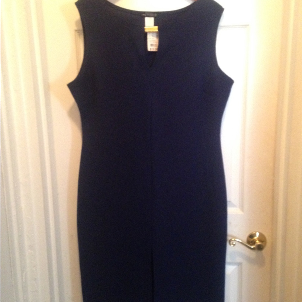 Curvy fit dress. Peephole collar. Navy.